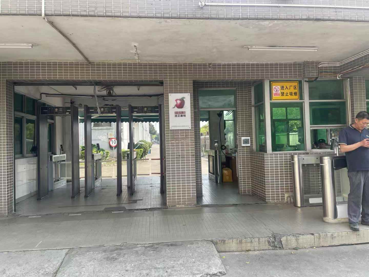 东莞喜诺公司安装贵金属（探铜）门现场