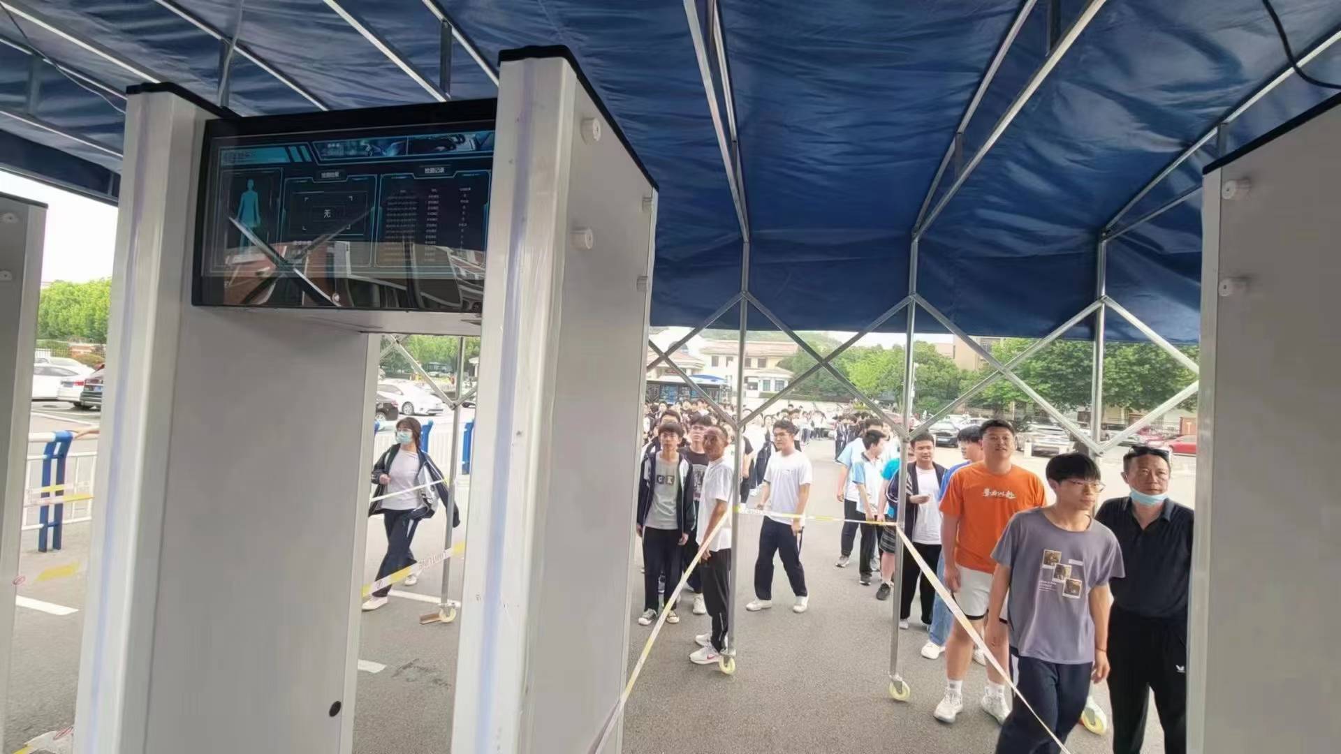 2023年江西省兴国中学高考安检现场