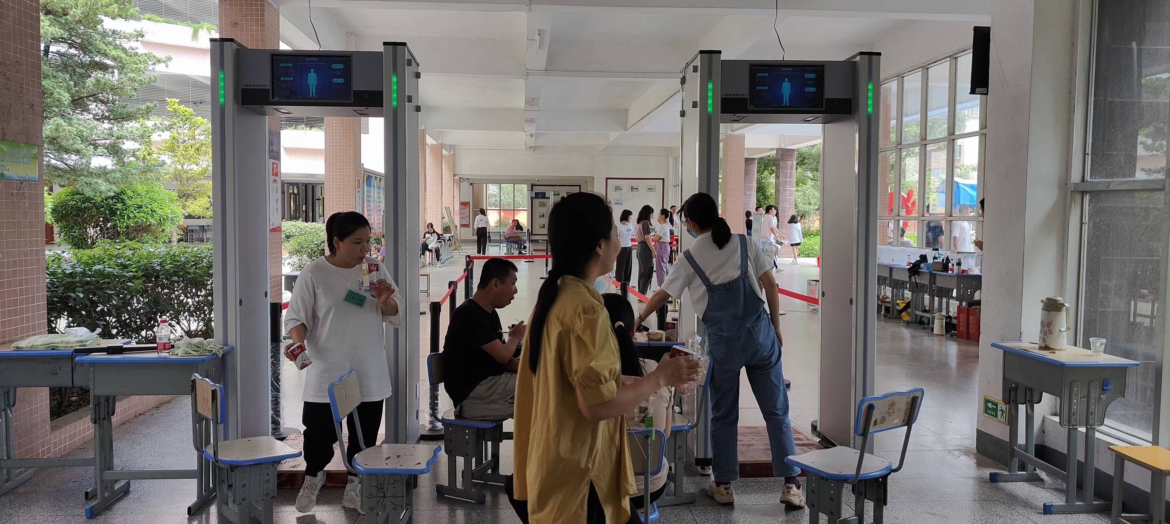 2023年江西省兴国中学高考安检现场