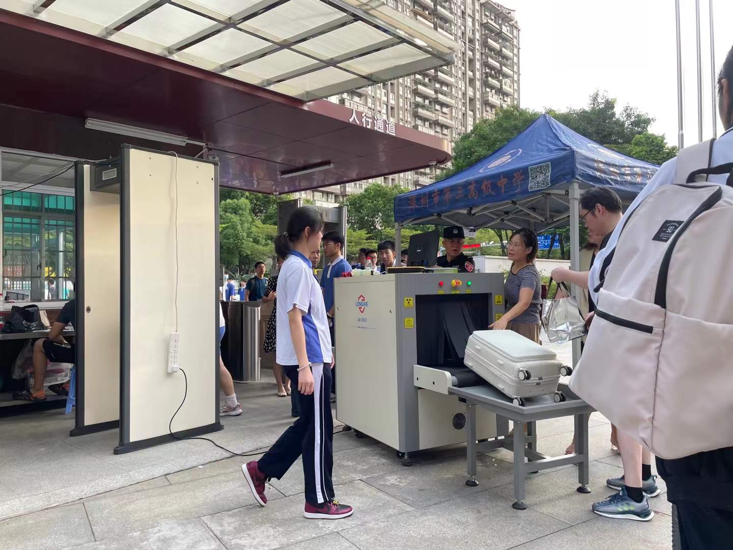 2023年 深圳市第三高级中学安检现场