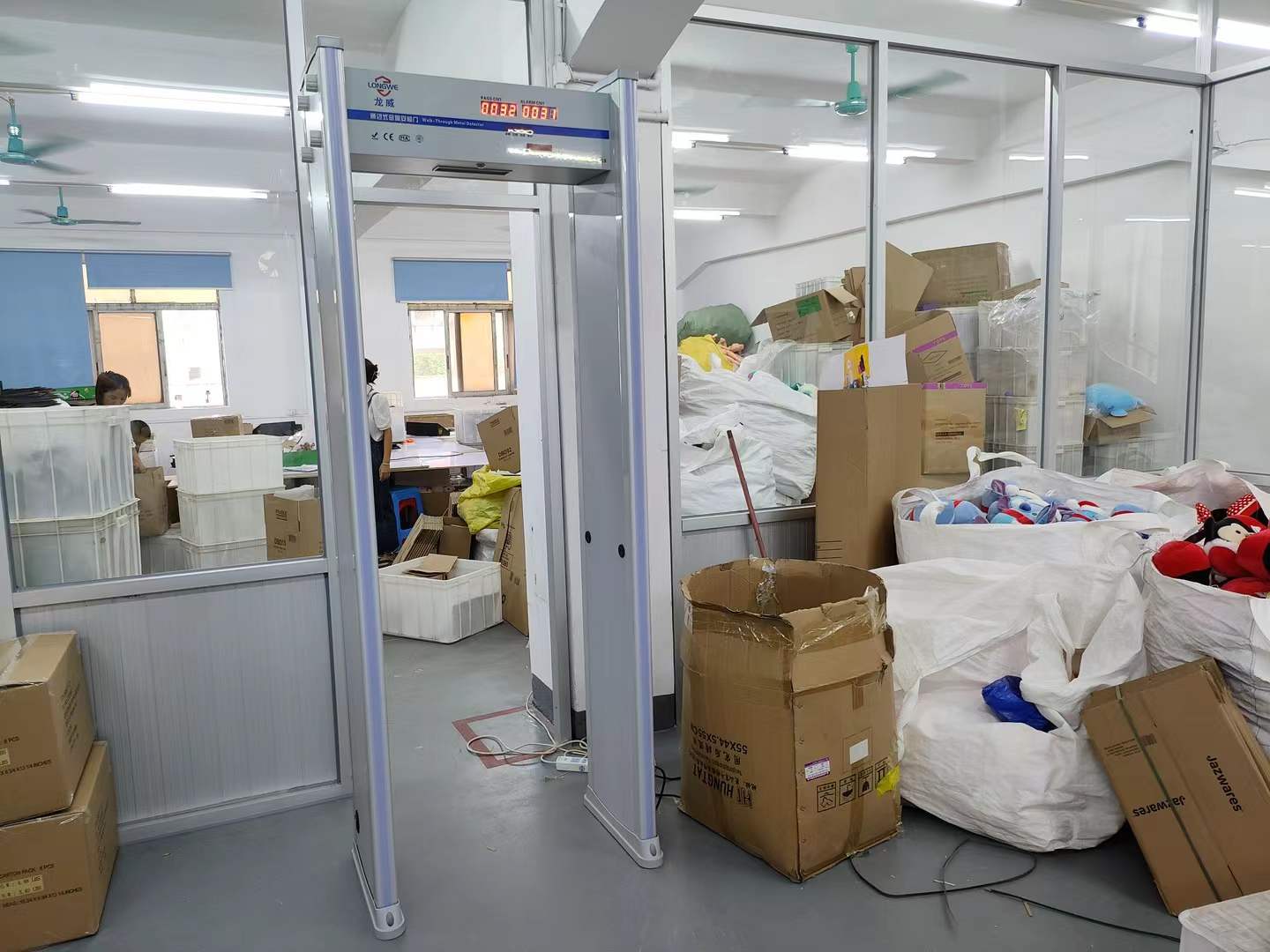 2023年 东莞某出口玩具厂安装一批“龙威”金属安检门