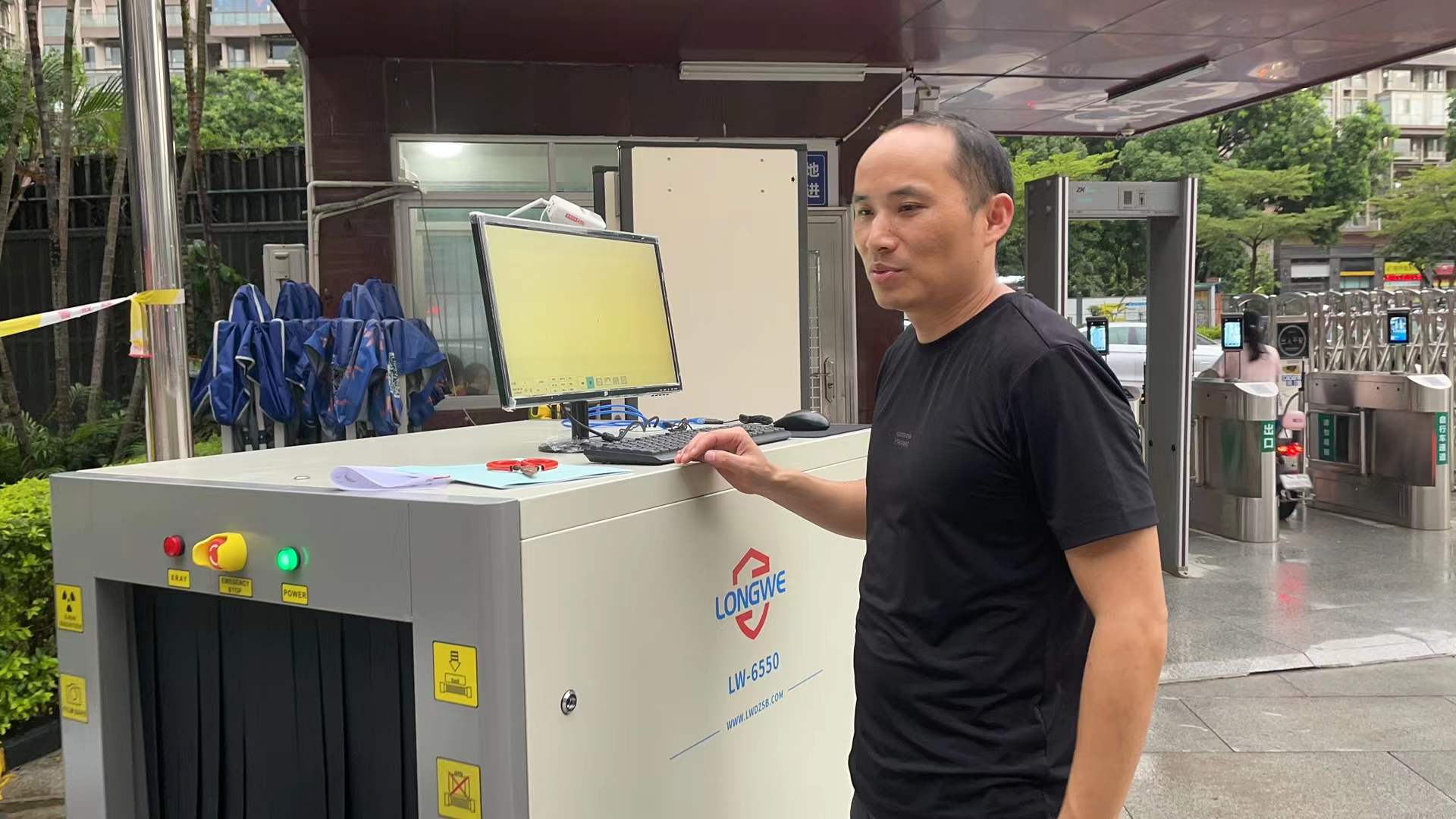 2023年8月  开学季各大高校都安排上了安检机