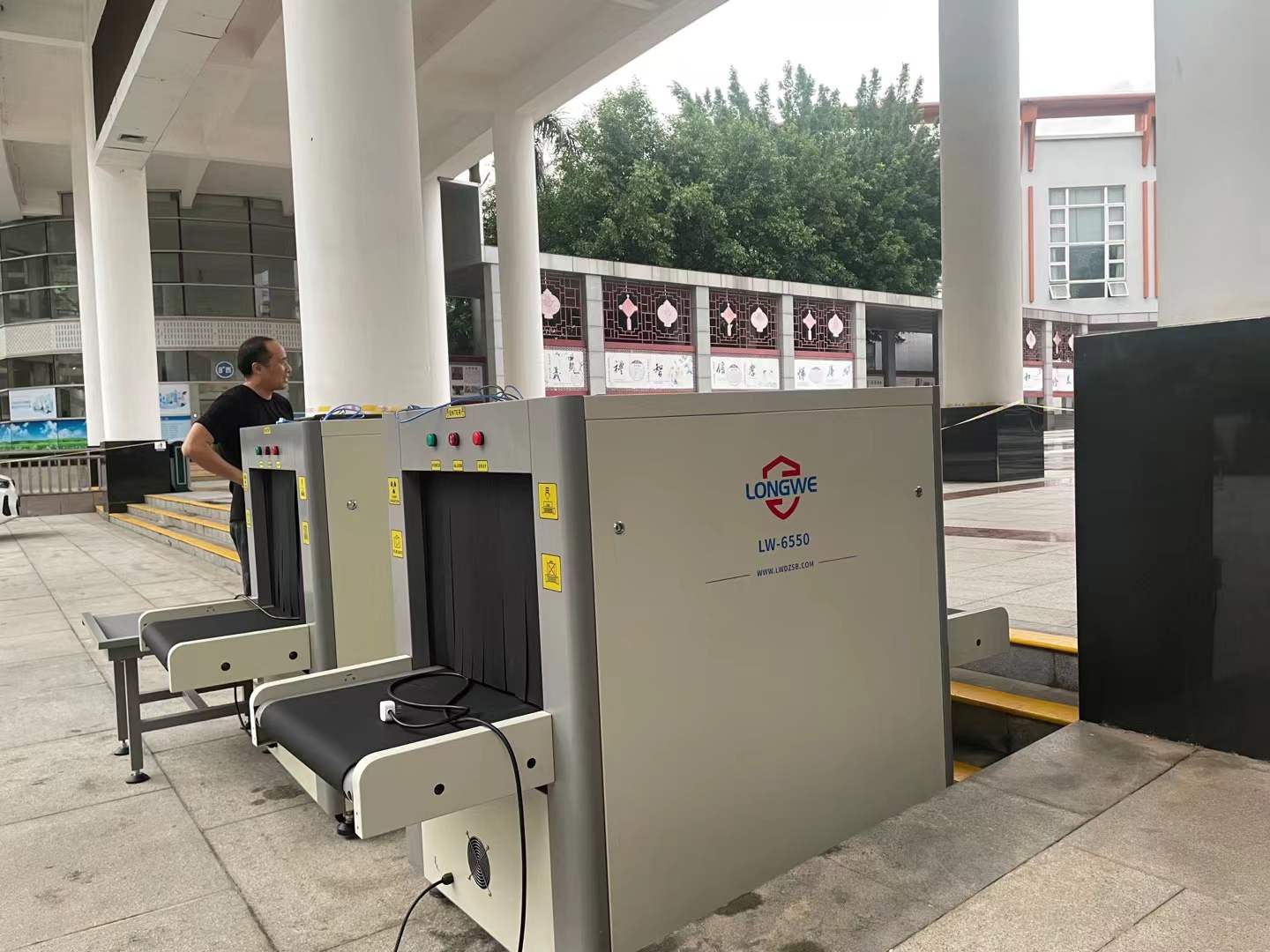 2023年8月  开学季各大高校都安排上了安检机