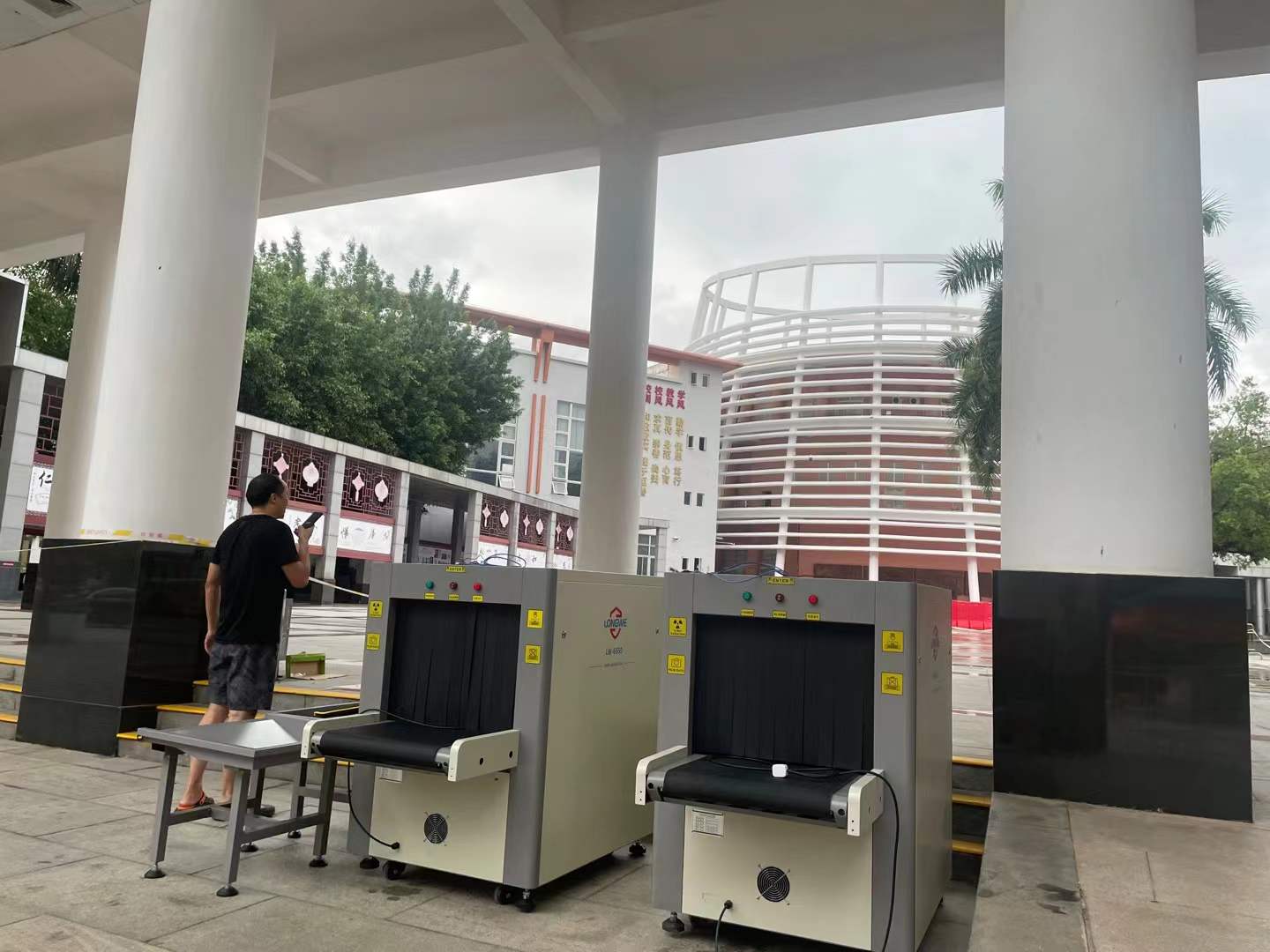 2023年8月  开学季各大高校都安排上了安检机