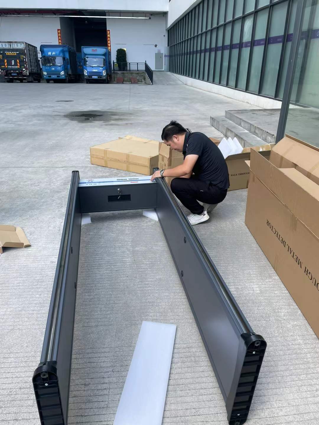 2023年10月 某电动牙刷集团公司，安检门安装中