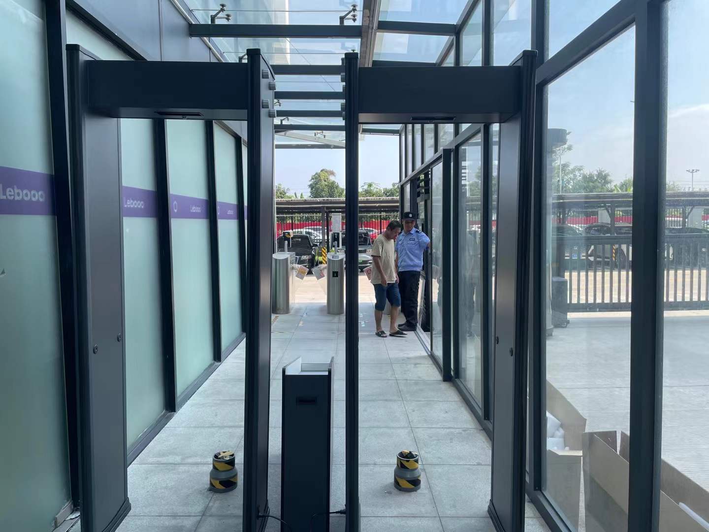 2023年10月 某电动牙刷集团公司，安检门安装中