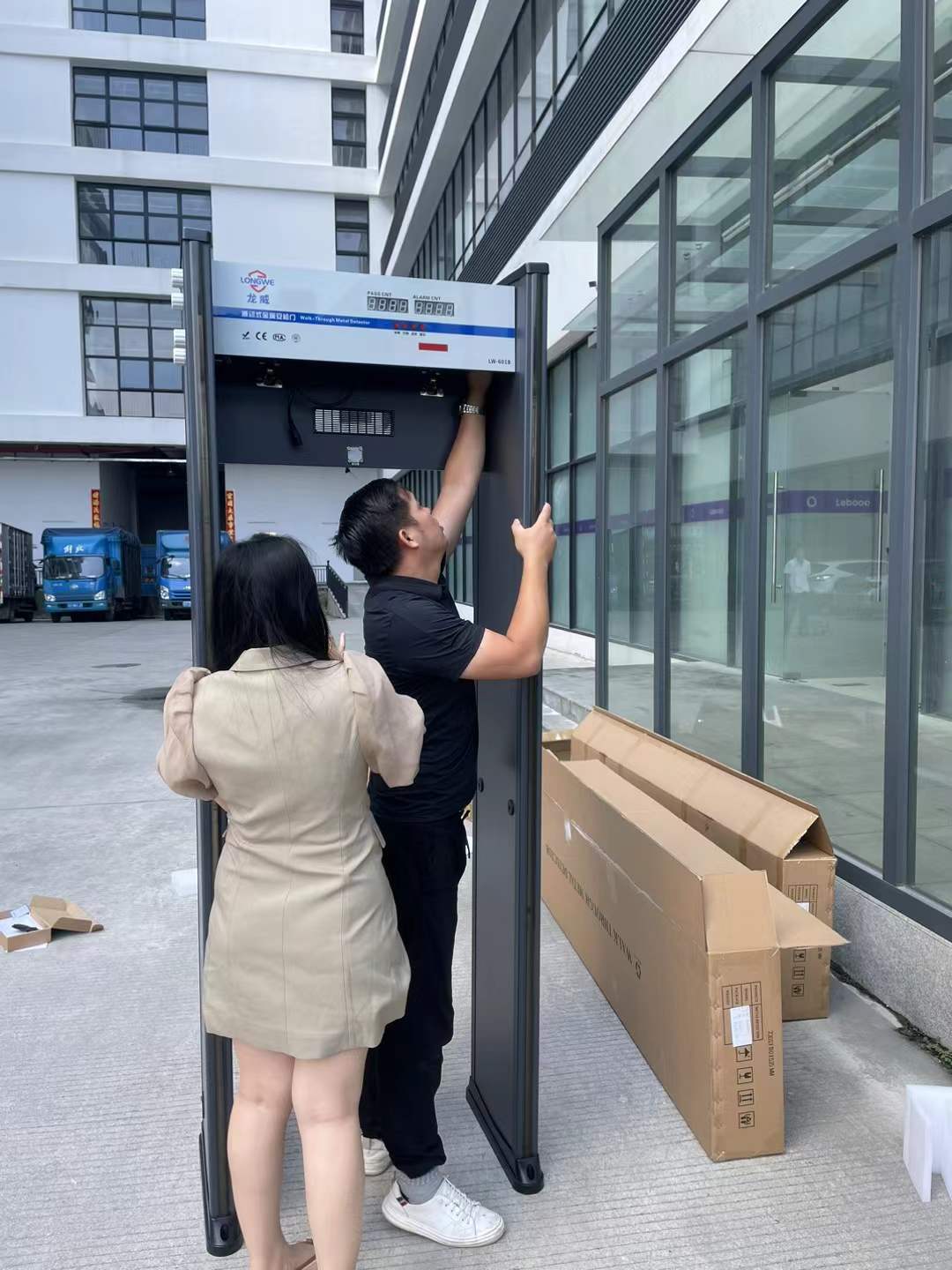 2023年10月 某电动牙刷集团公司，安检门安装中