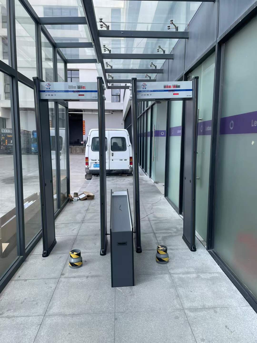 2023年10月 某电动牙刷集团公司，安检门安装中