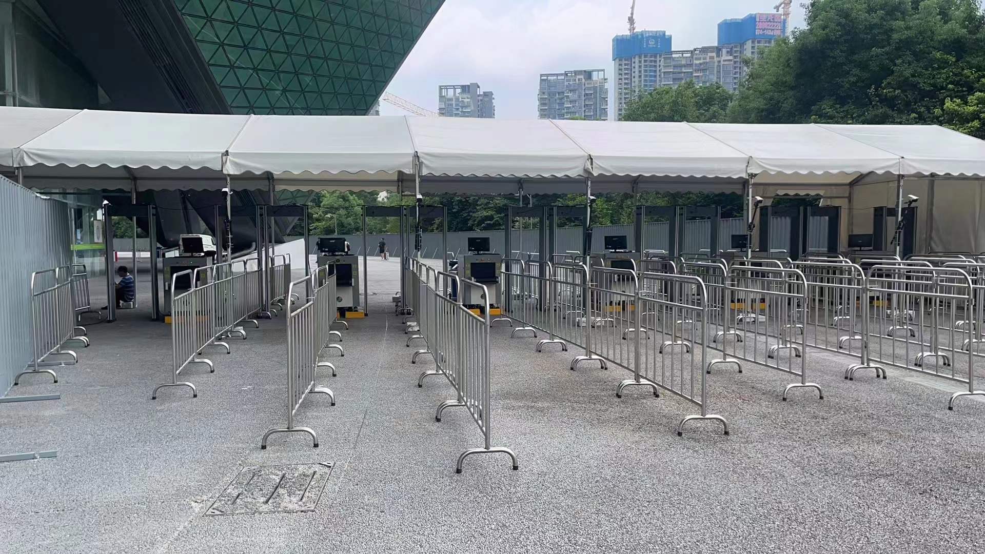 2023年11月 巡回演唱会深圳站，安检设备已到位，开场倒计时…..