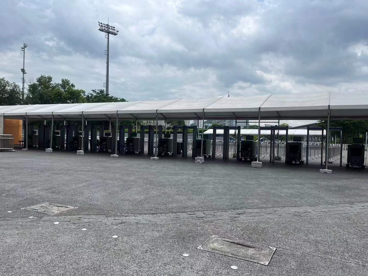 2023年11月 巡回演唱会深圳站，安检设备已到位，开场倒计