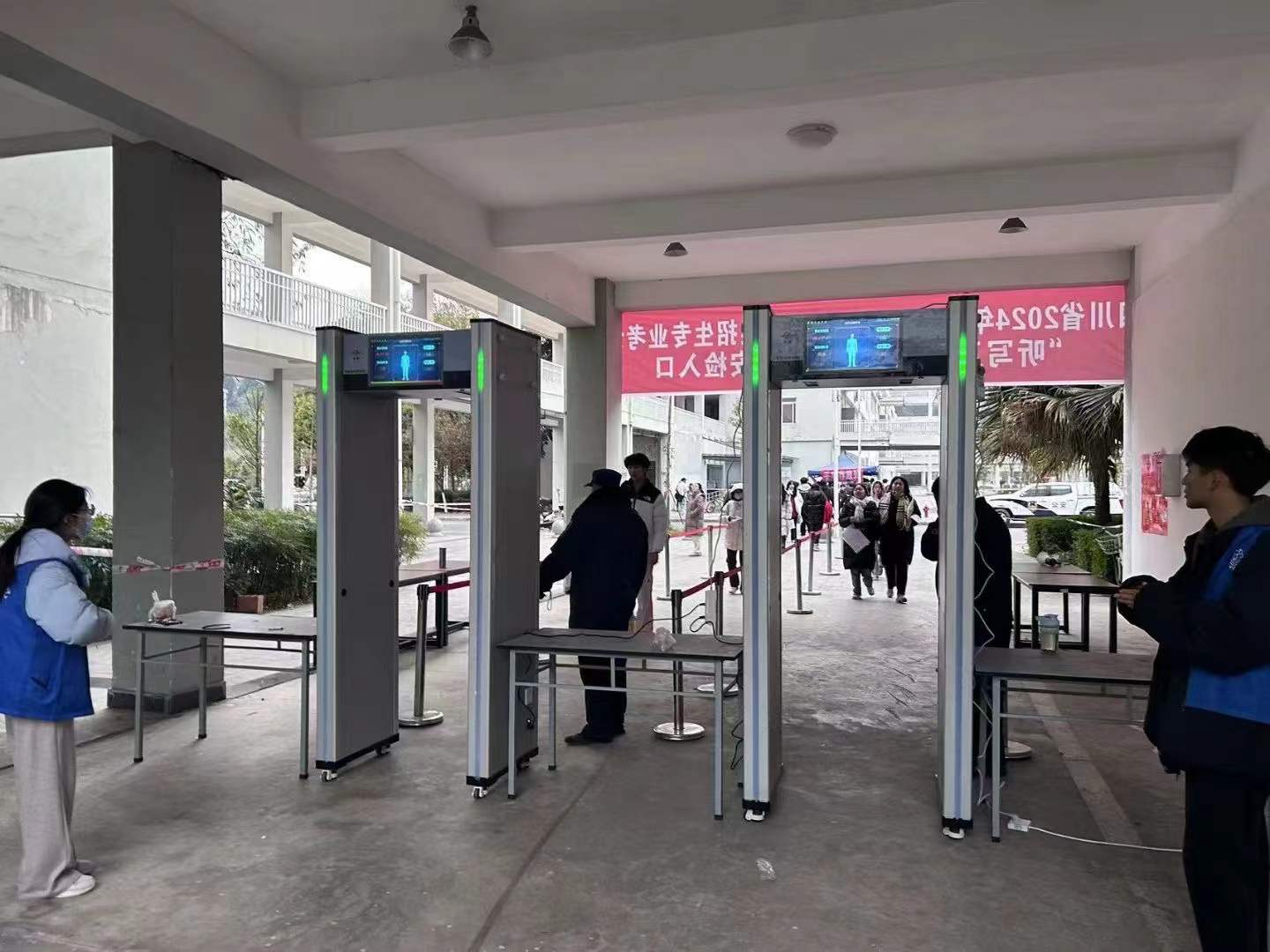 2023年12月    各大高校考研安检现场