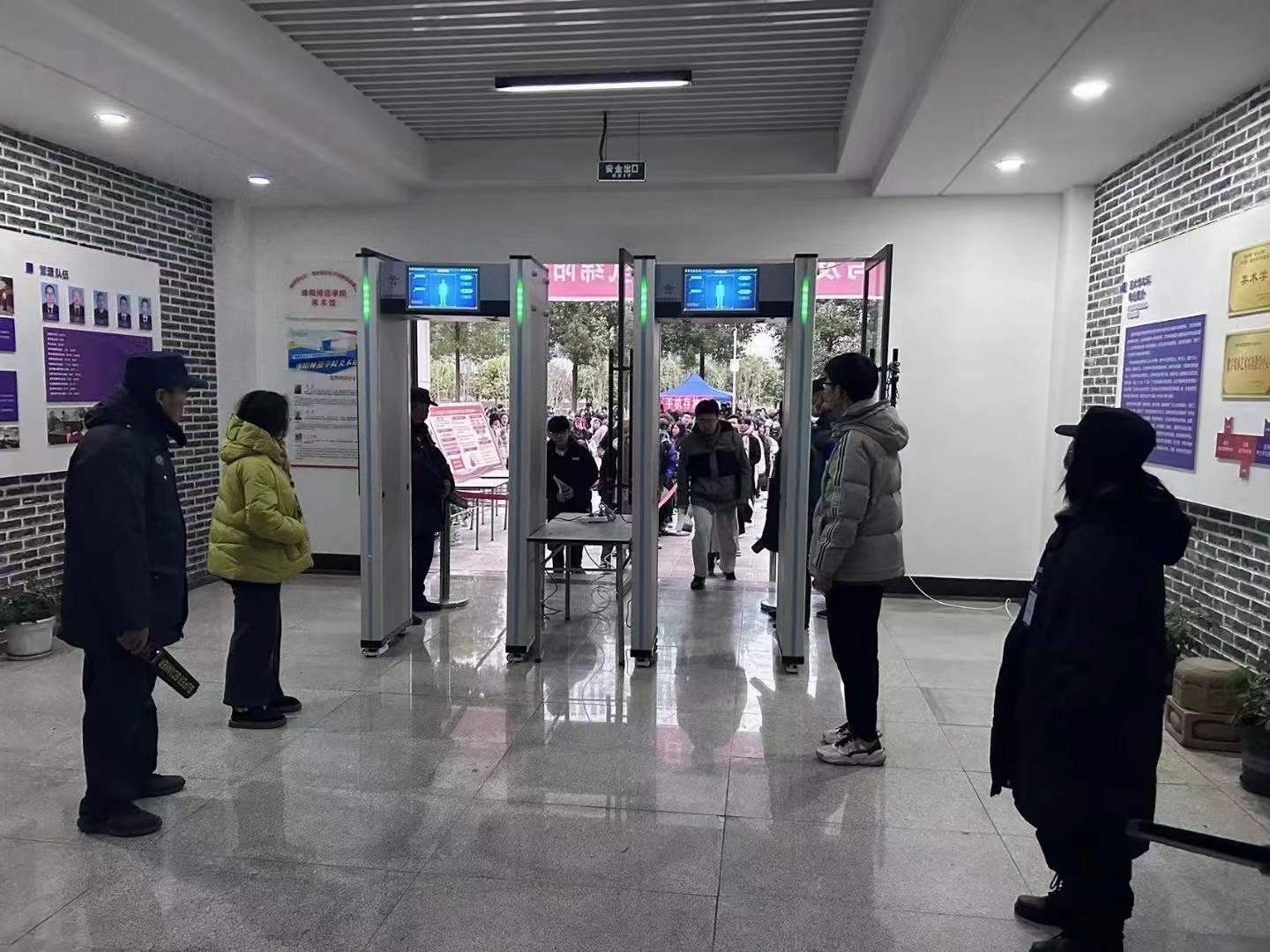 2023年12月    各大高校考研安检现场