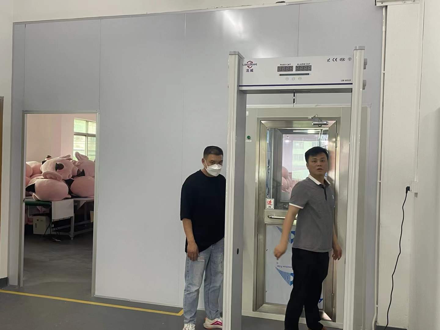 2024年3月 出口玩具厂 生产车间使用“龙威”安检门和安检机