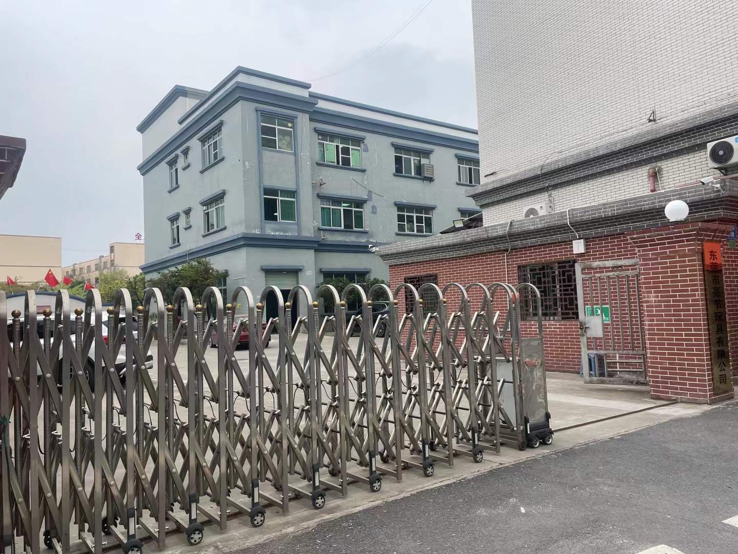 2024年3月 出口玩具厂 生产车间使用“龙威”安检门和安检机