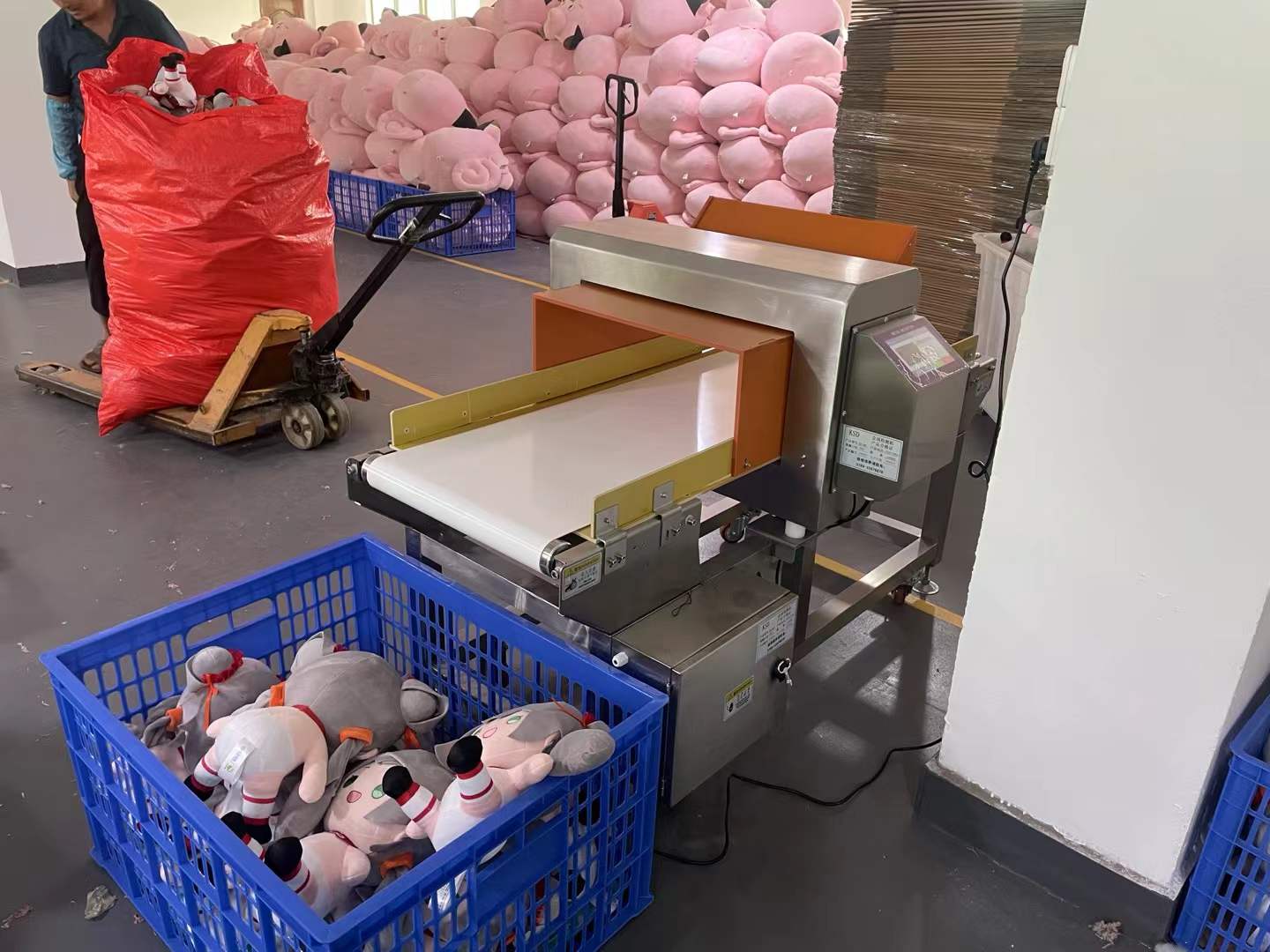 2024年3月 出口玩具厂 生产车间使用“龙威”安检门和安检机