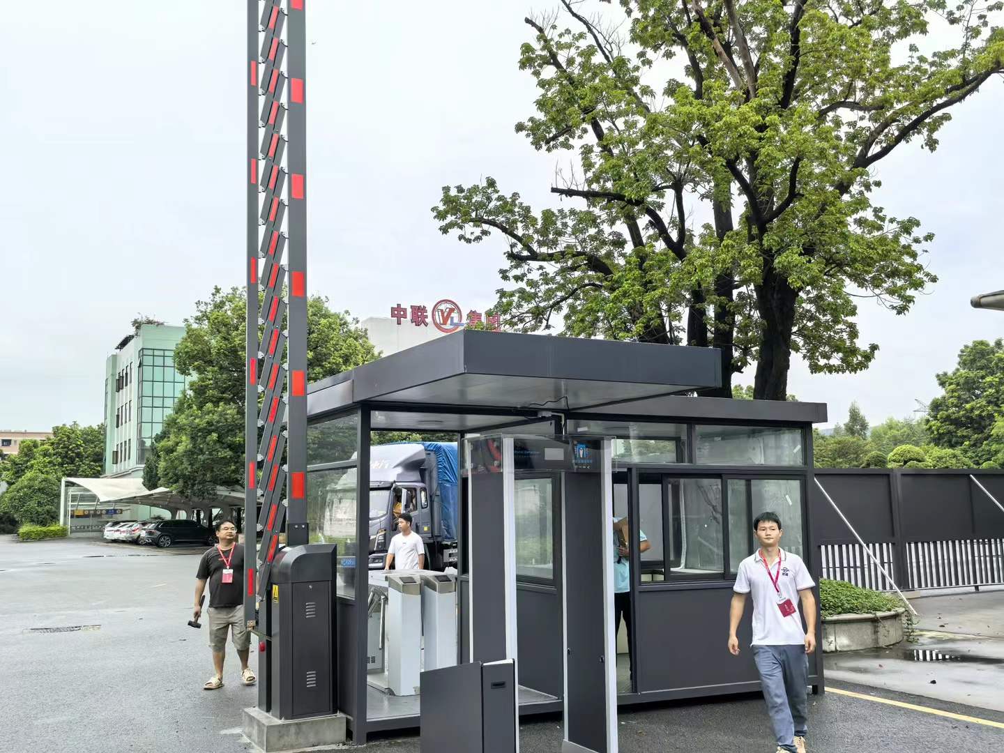 2024年8月   冒雨安装贵金属（探铜）安检门，同事们连续几周在外安装