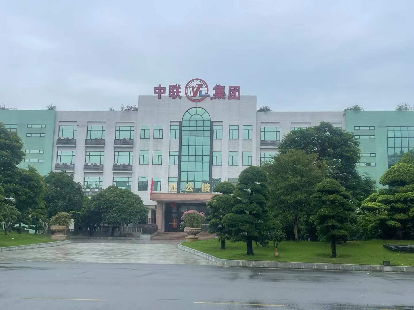 2024年8月   冒雨安装贵金属（探铜）安检门，同事们连续几周在外安装