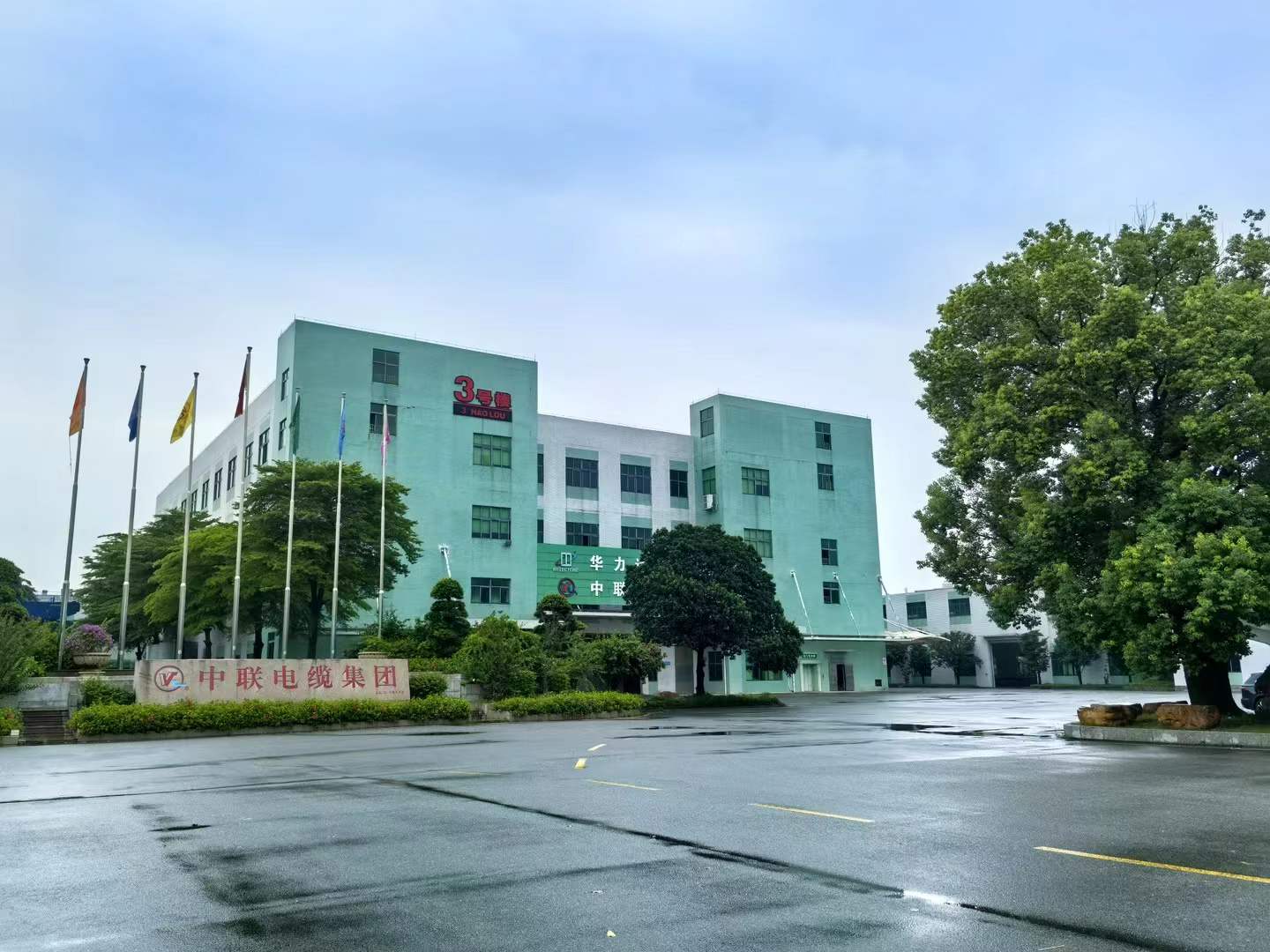 2024年8月   冒雨安装贵金属（探铜）安检门，同事们连续几周在外安装