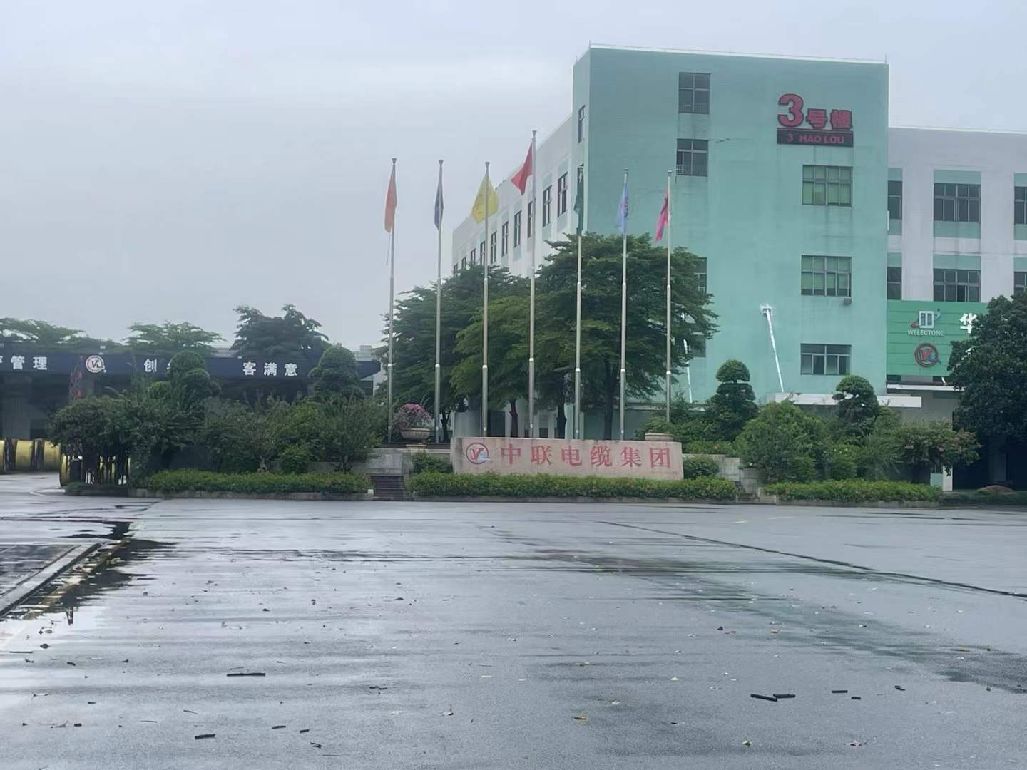 2024年8月   冒雨安装贵金属（探铜）安检门，同事们连续几周在外安装