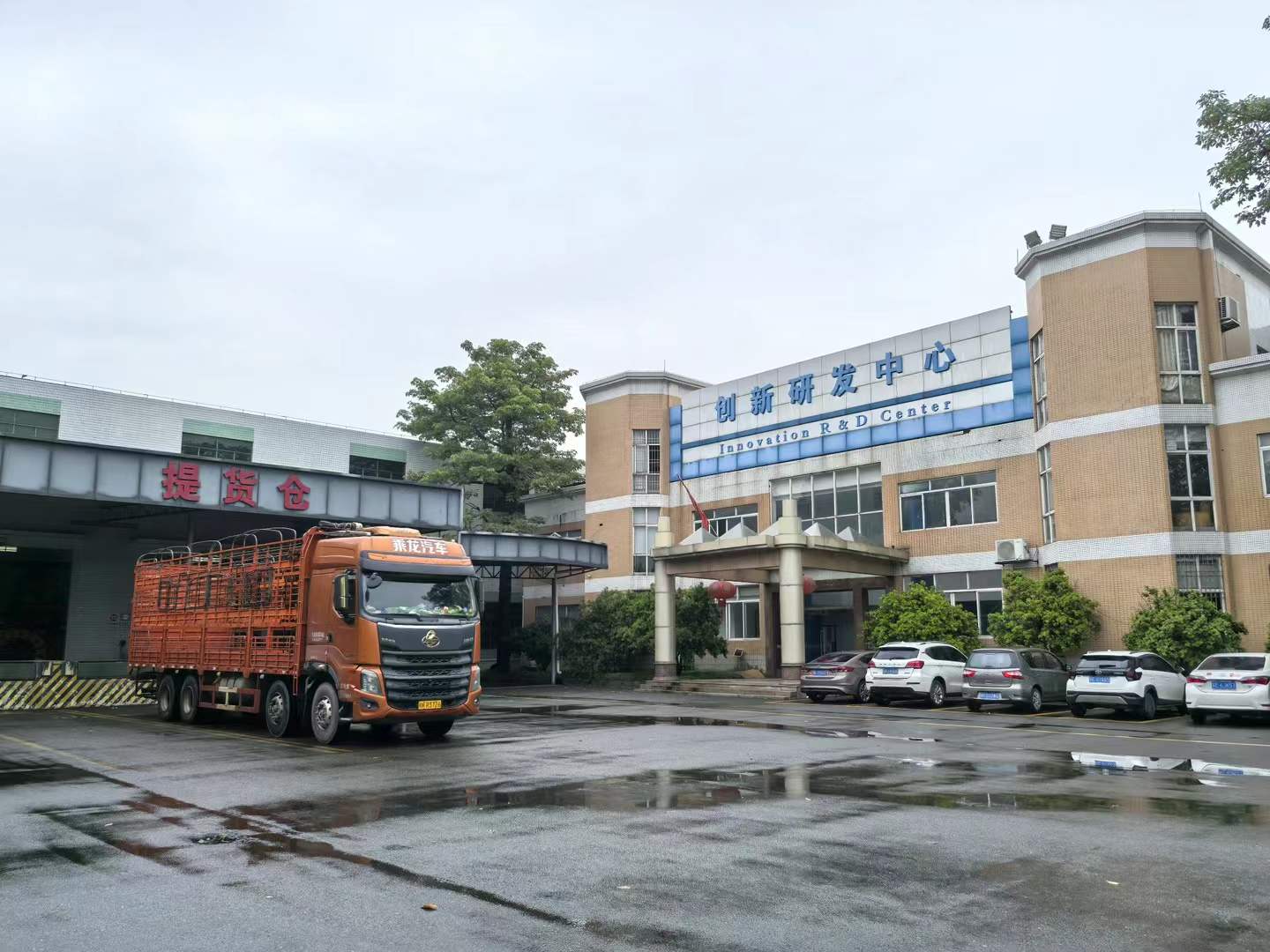 2024年8月   冒雨安装贵金属（探铜）安检门，同事们连续几周在外安装