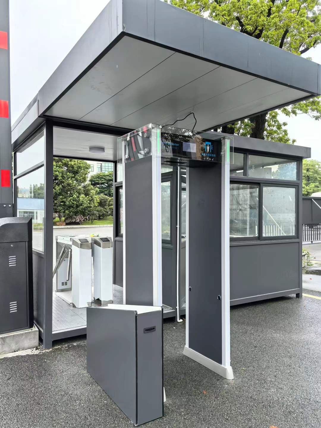 2024年8月   冒雨安装贵金属（探铜）安检门，同事们连续