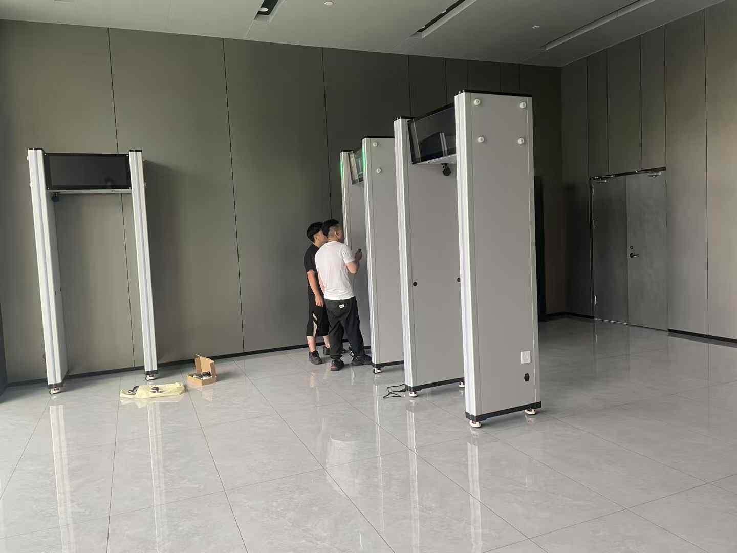 2025年 5月某上市公司现场对接安装十几台“龙威”AF900，智能安检门安装验收完成