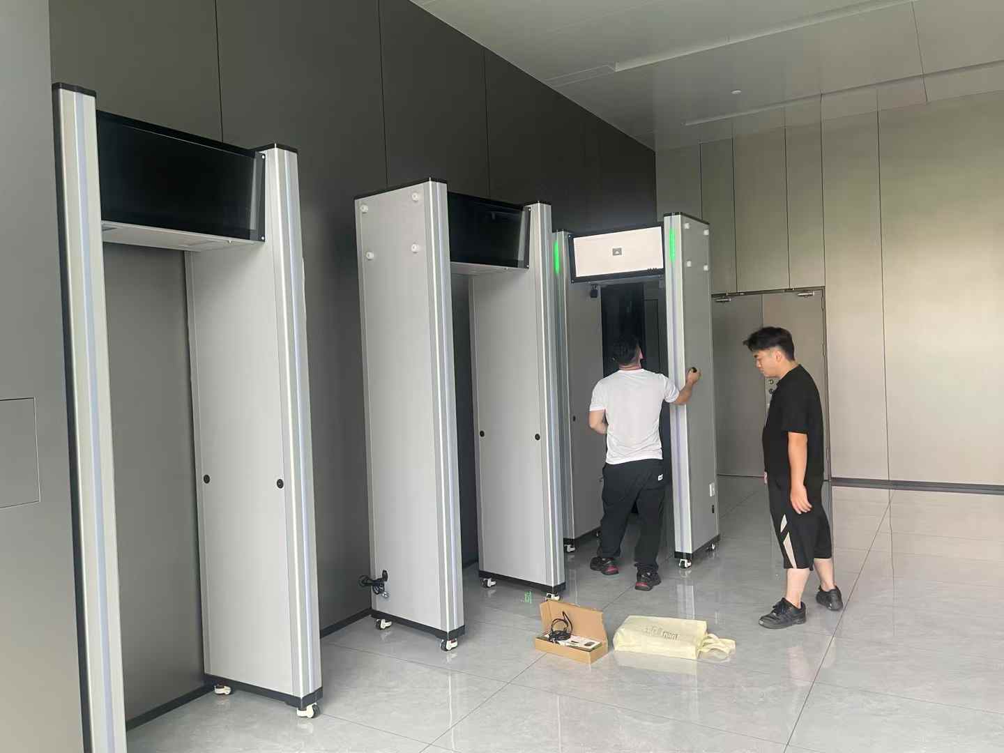 2025年 5月某上市公司现场对接安装十几台“龙威”AF900，智能安检门安装验收完成