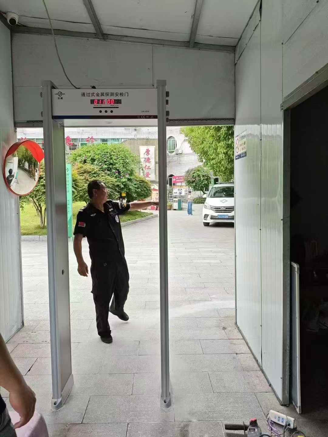2025年5月四川某医院，“龙威”LW-6010安检门，安装验收完成