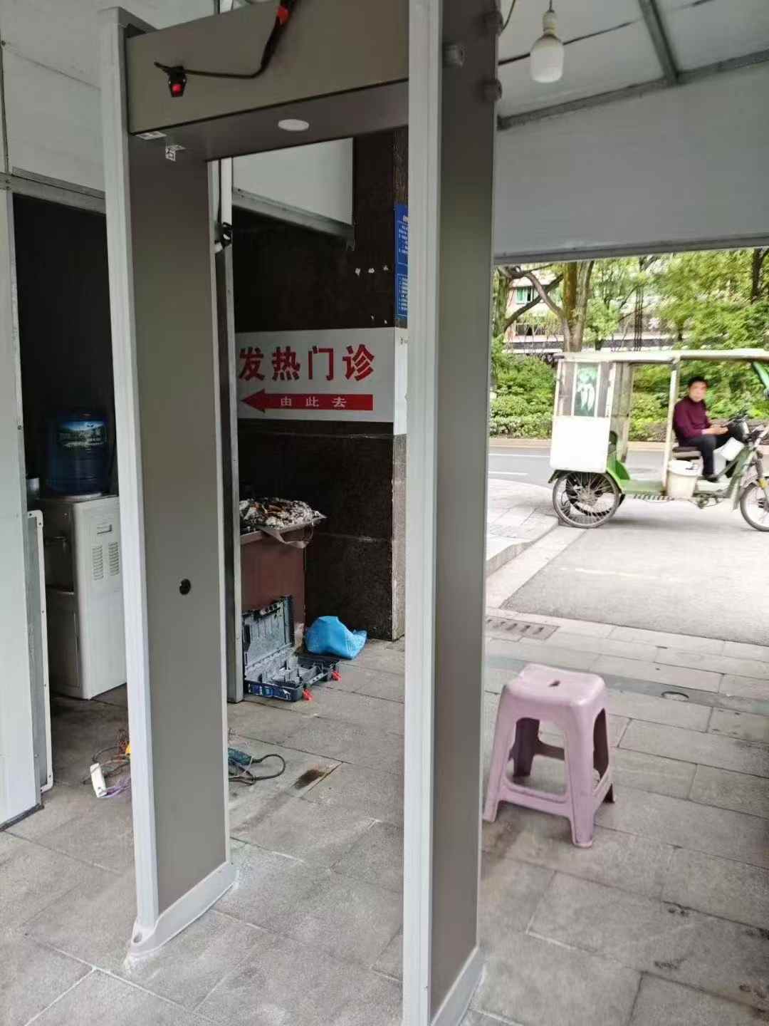 2025年5月四川某医院，“龙威”LW-6010安检门，安装验收完成