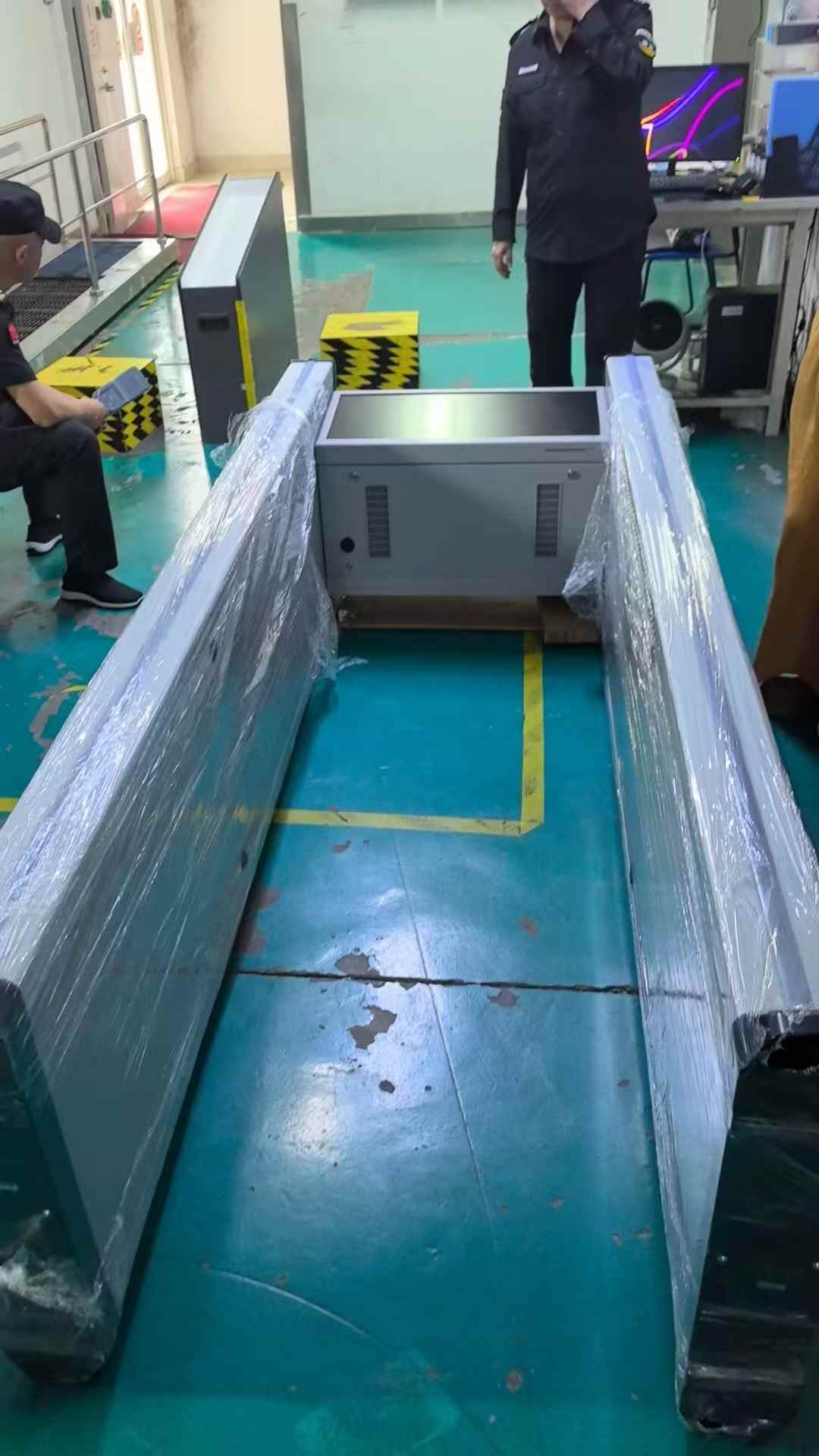 2025年5月某大型电子代工厂，生产车间安装“龙威”高精度智能安检门现场，安装验收完成