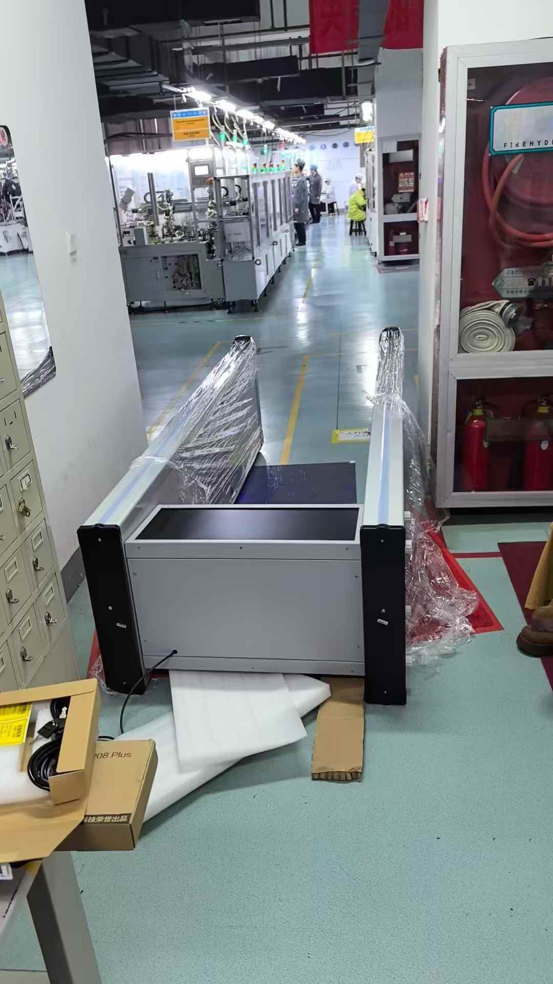 2025年5月某大型电子代工厂，生产车间安装“龙威”高精度智能安检门现场，安装验收完成