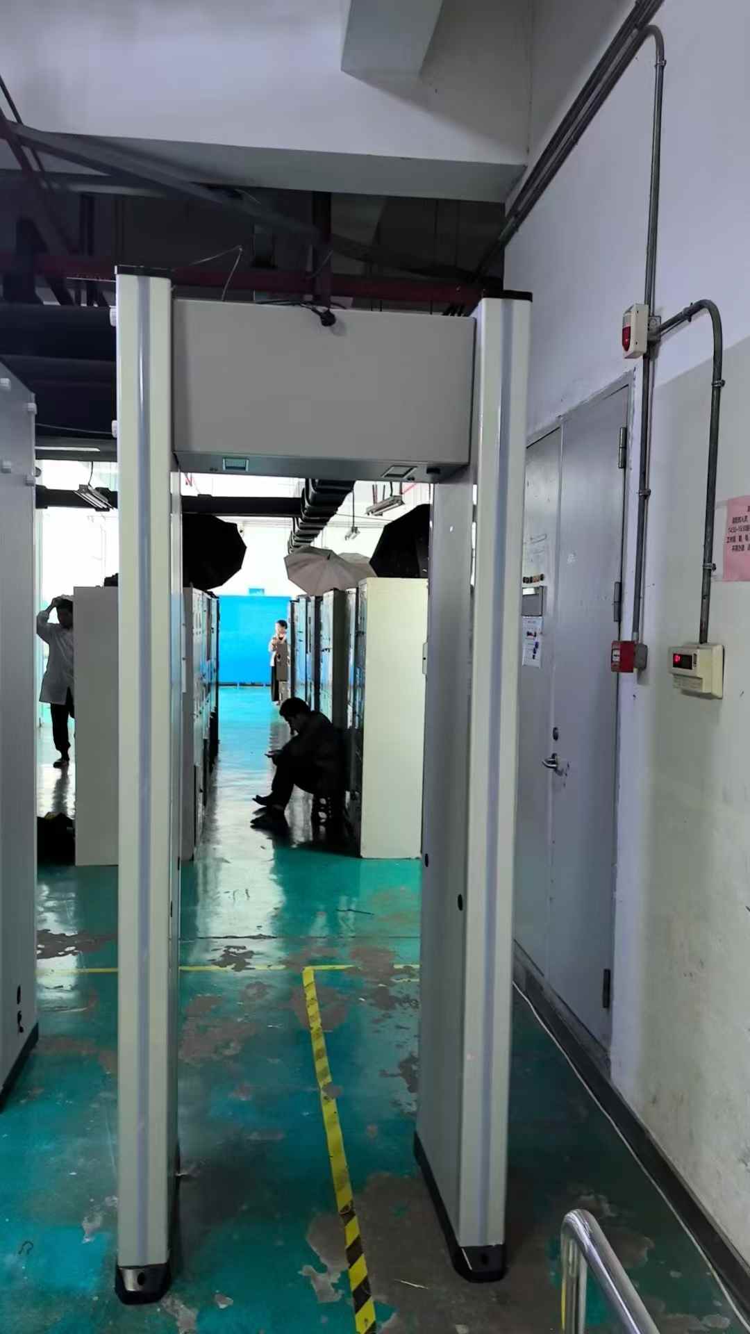 2025年5月某大型电子代工厂，生产车间安装“龙威”高精度智能安检门现场，安装验收完成