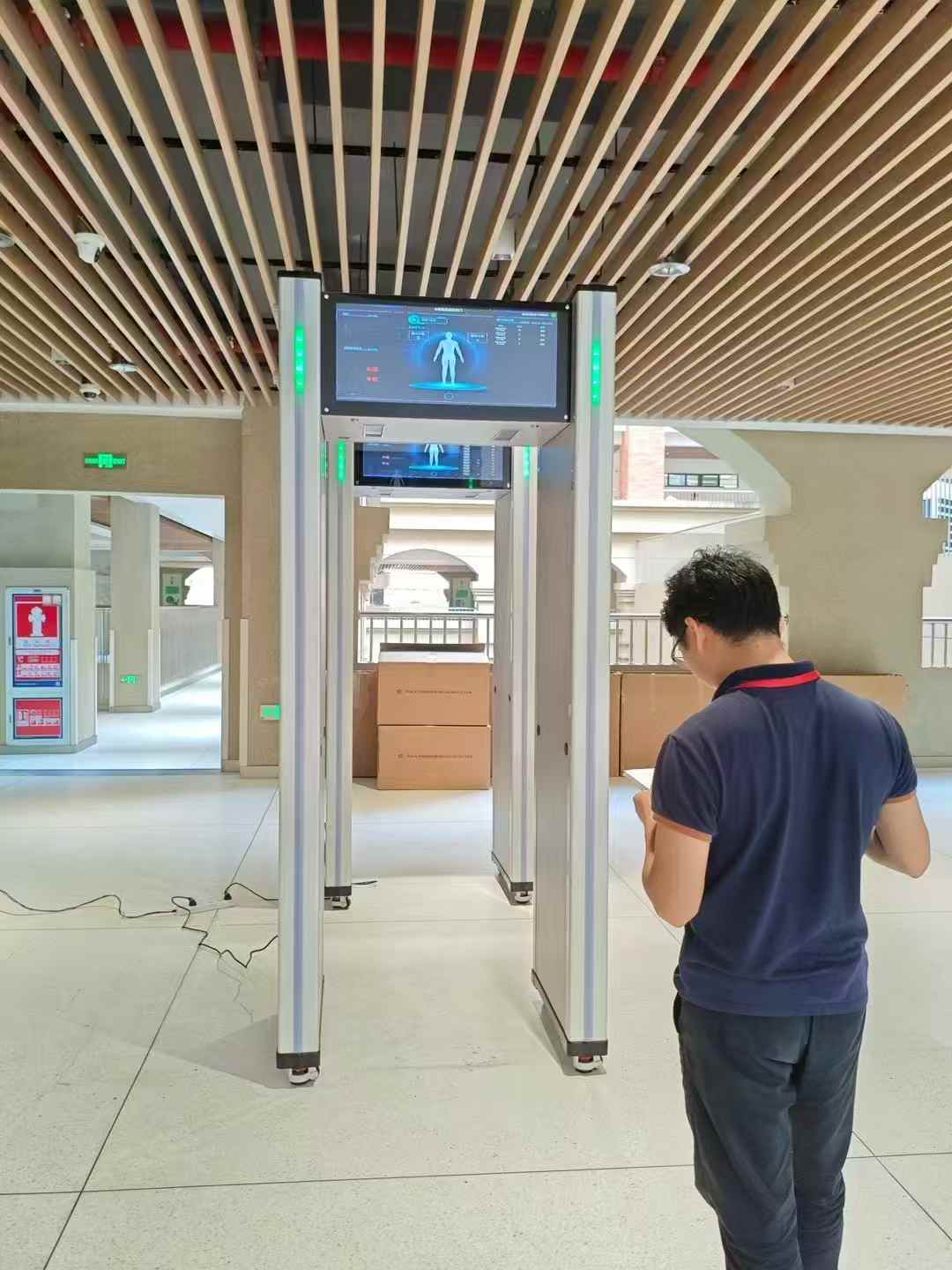 2025年 6月学校高考安检门安装验收完成