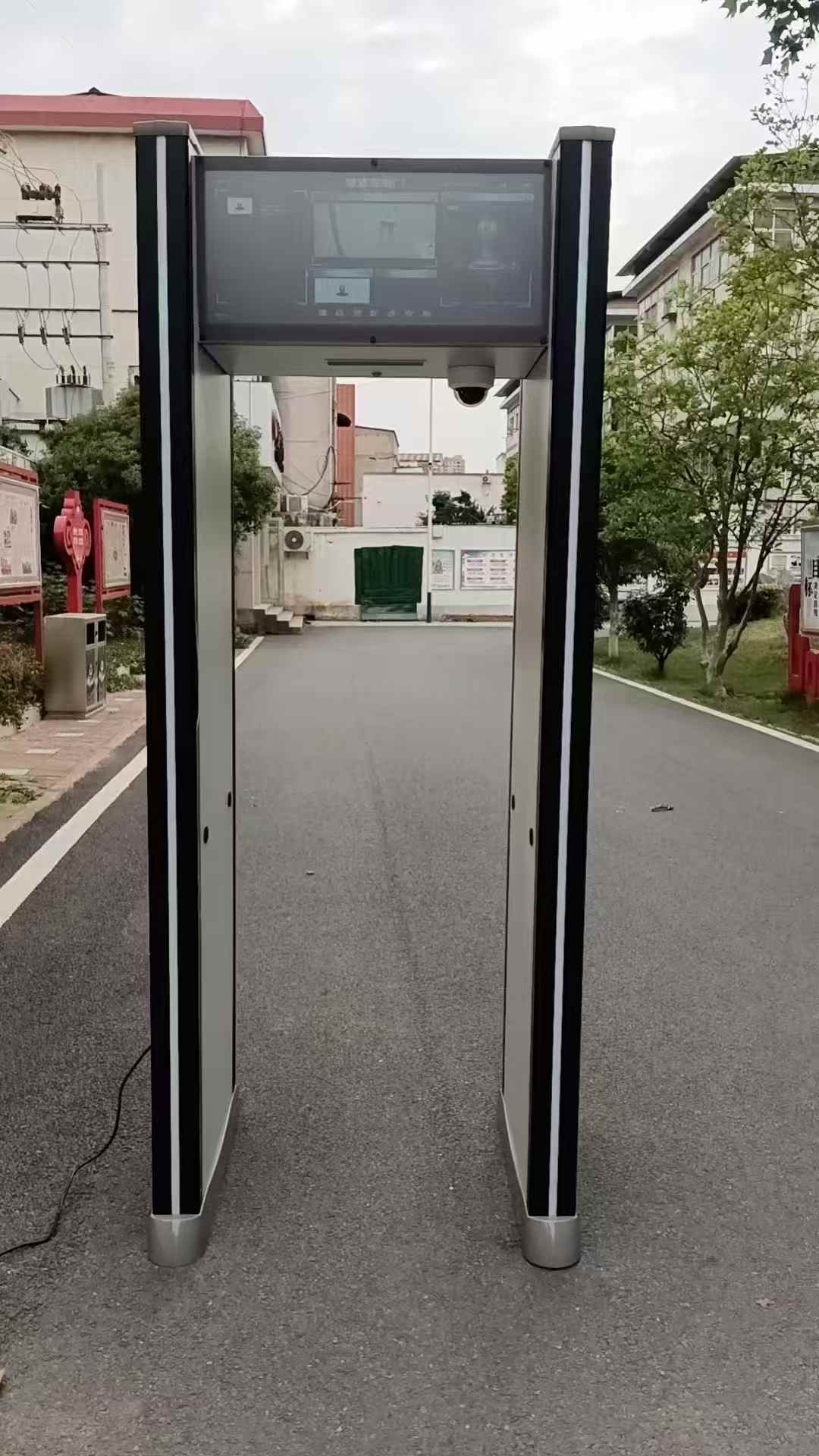 2025年 6月学校高考安检门安装验收完成