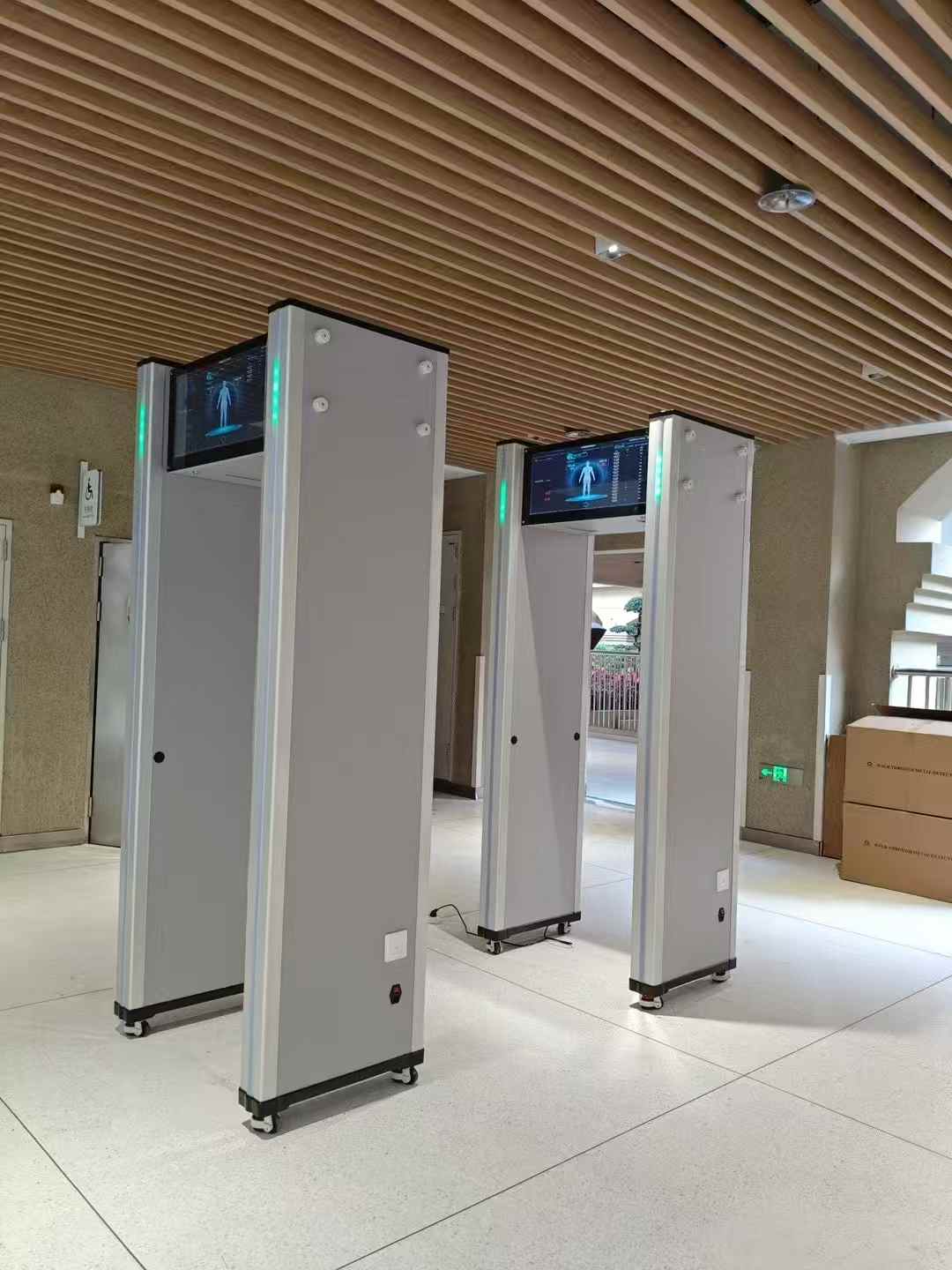 2025年 6月学校高考安检门安装验收完成