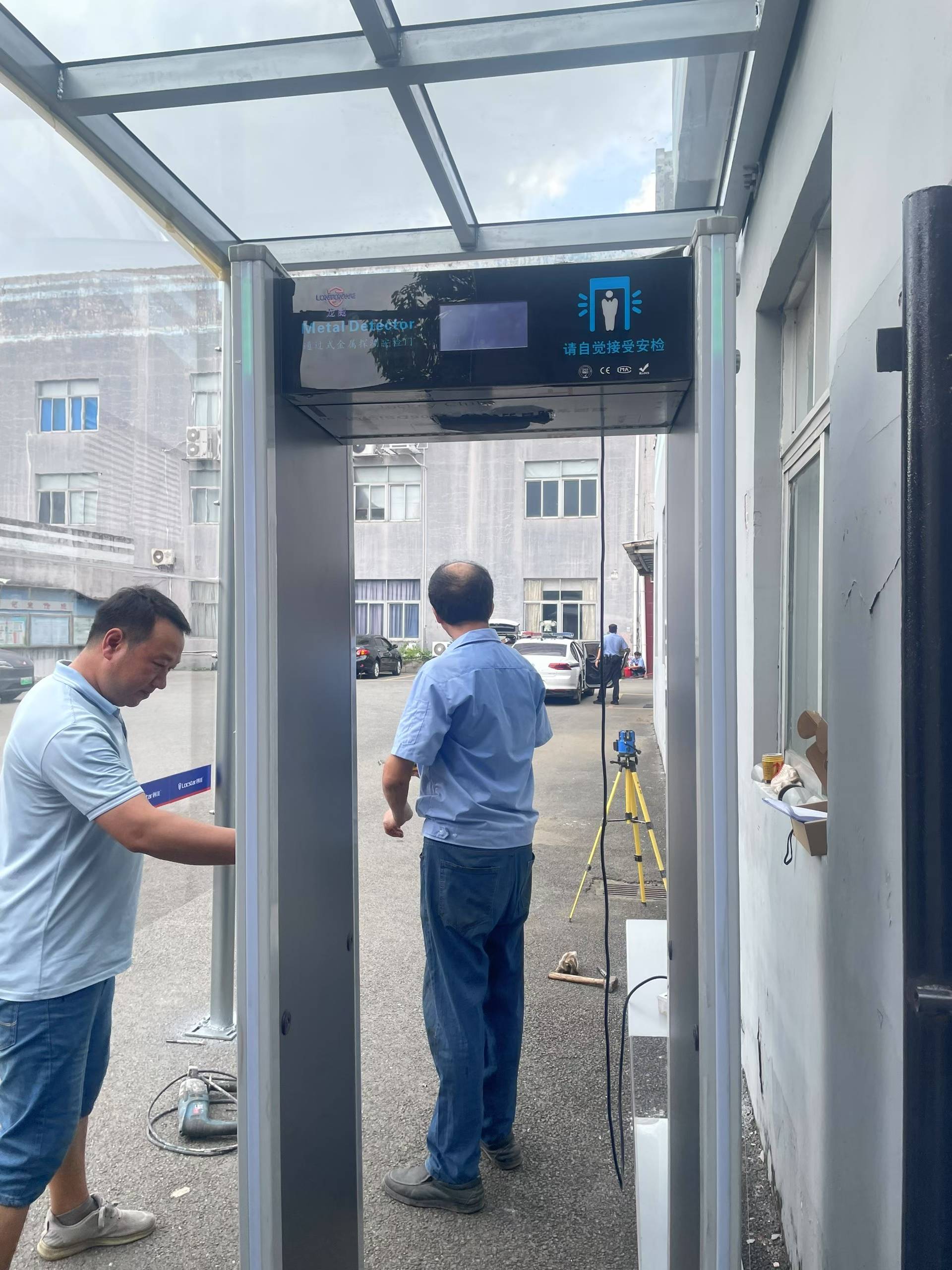 2025年 8月深圳智能锁制造公司，安装“龙威”贵金属安检门，安装验收完成