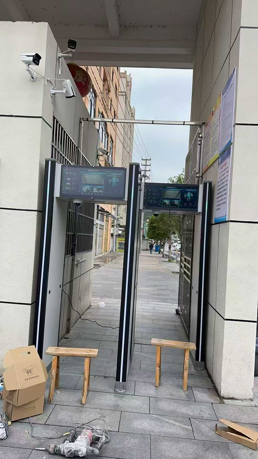 2025年 10月学校定制安检设备，安装调试完成